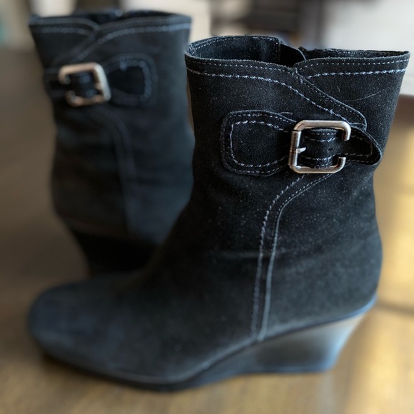 La Canadienne
Geri Waterproof Suede Wedge Bootie - Picture 3 of 11